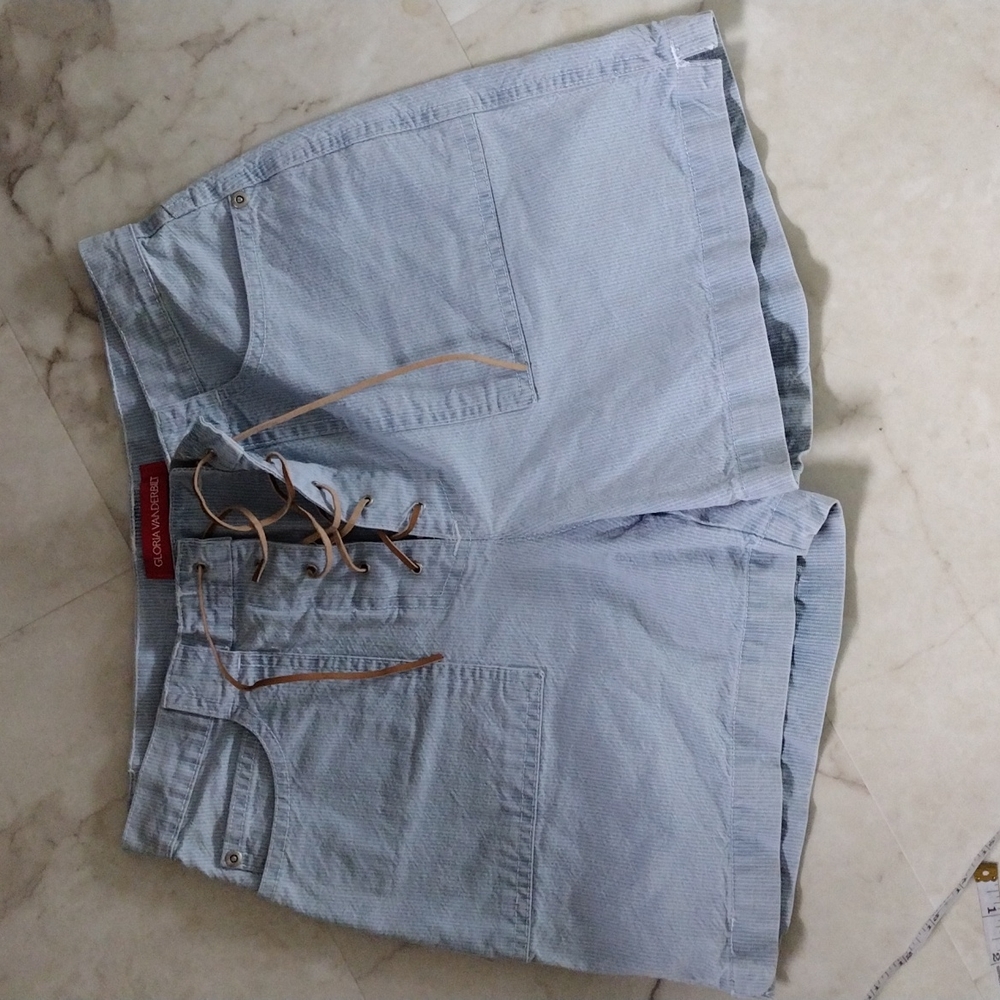 Gloria Vanderbilt shorts.